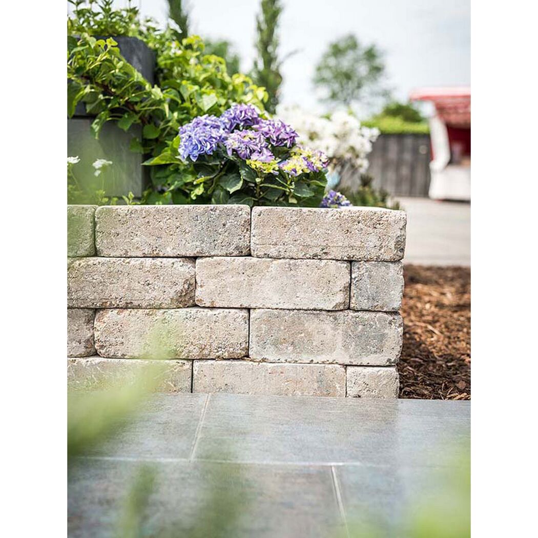 Kleine Gartenmauer aus T-Wall Aged Steinen