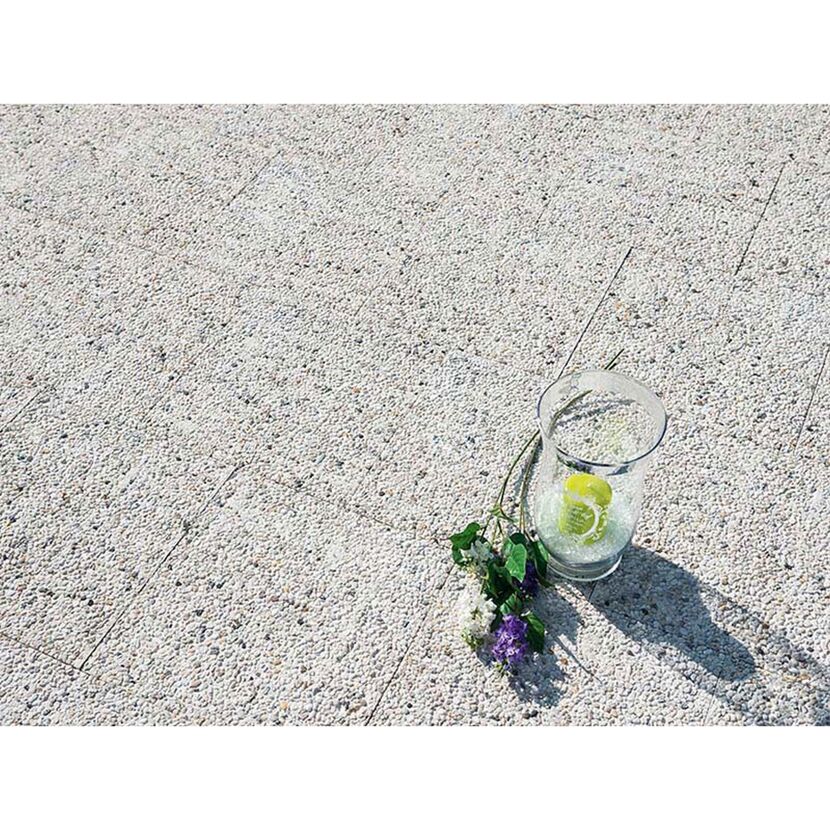 Weißer Waschbeton mit lila Blumen und Vase