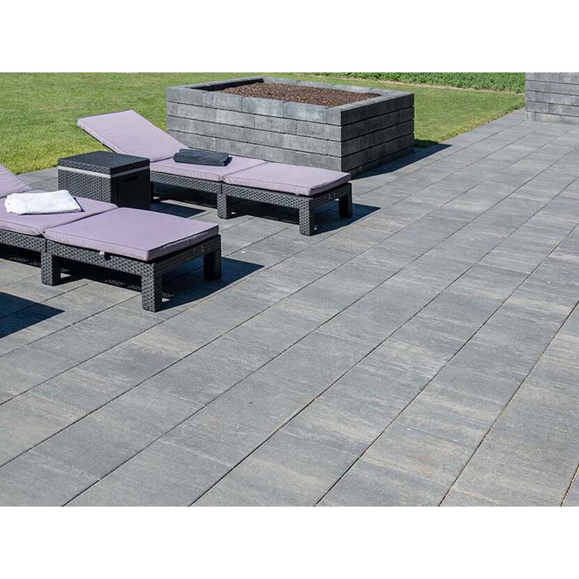 Graue Terrassenplatten mit Gartenmöbeln und einem Hochbeet