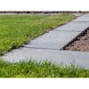 Graue Gehwegplatten neben Rasenfläche
