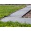 Graue Gehwegplatten neben Rasenfläche