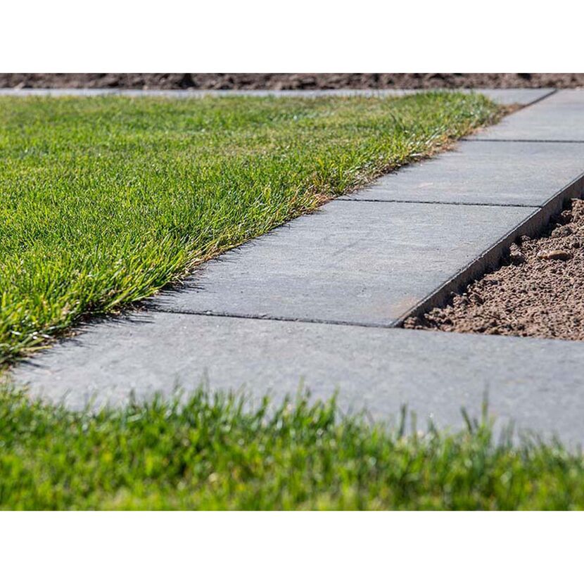Graue Gehwegplatten neben Rasenfläche