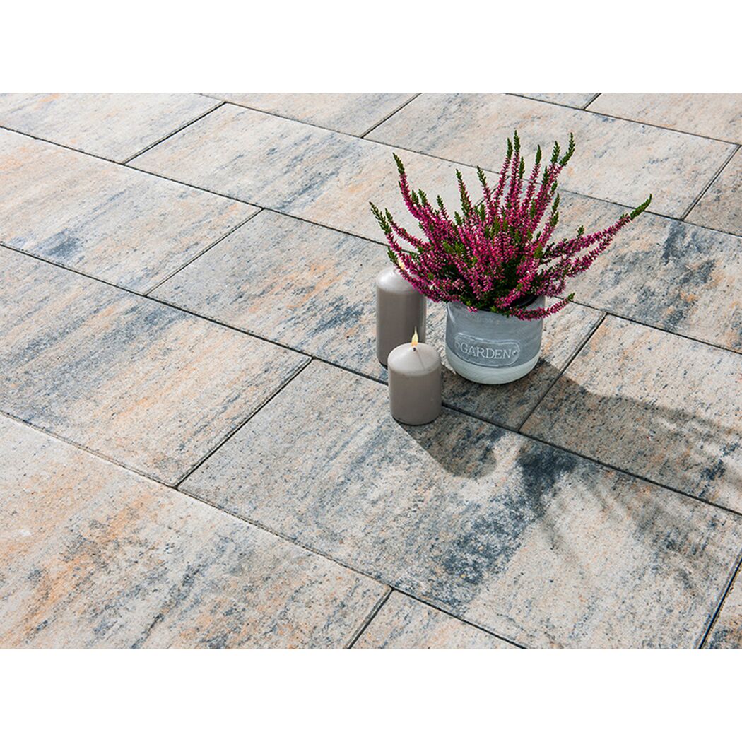 Graue Terrassenplatten mit Struktur