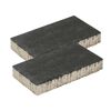 Zwei graue Betonpflastersteine