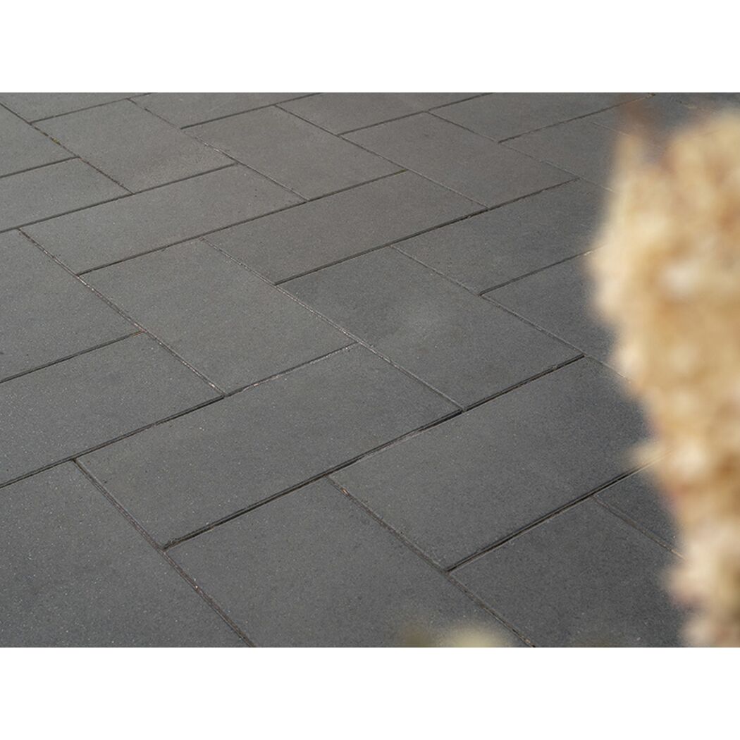 Dunkelgraue T-Place Trend Platten verlegt.