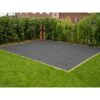 Graue Terrassenplatten auf Rasenfläche