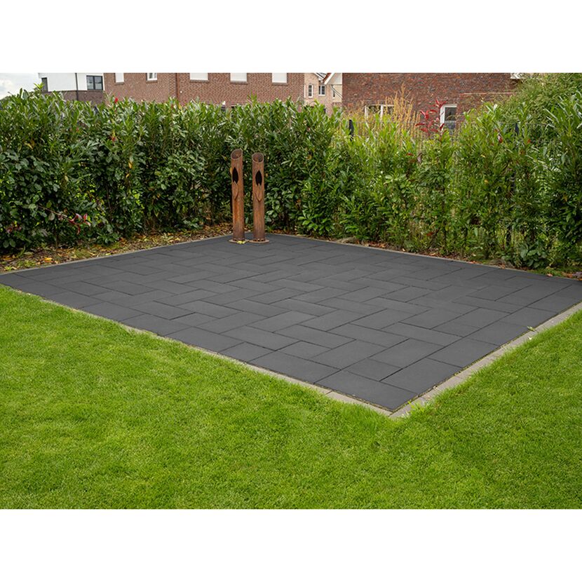 Graue Terrassenplatten auf Rasenfläche