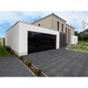 Moderne Garage mit schwarzem Garagentor