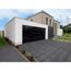 Moderne Garage mit schwarzem Garagentor