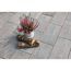 Graue Terrassenplatten T-Place Timber, Topfpflanze und Holzscheite