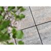 Graue Terrassenplatten aus Feinsteinzeug