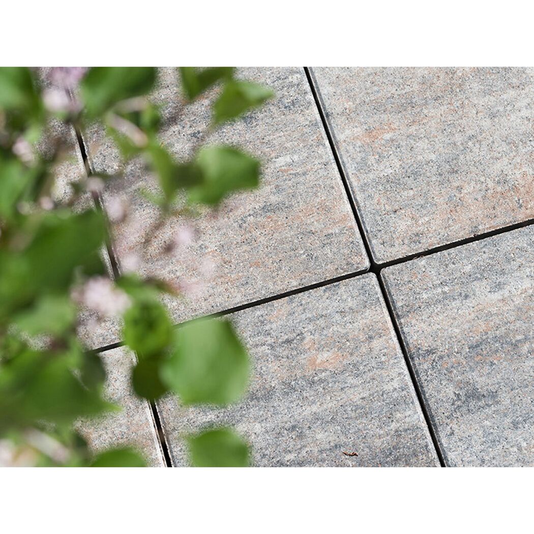 Graue Terrassenplatten aus Feinsteinzeug