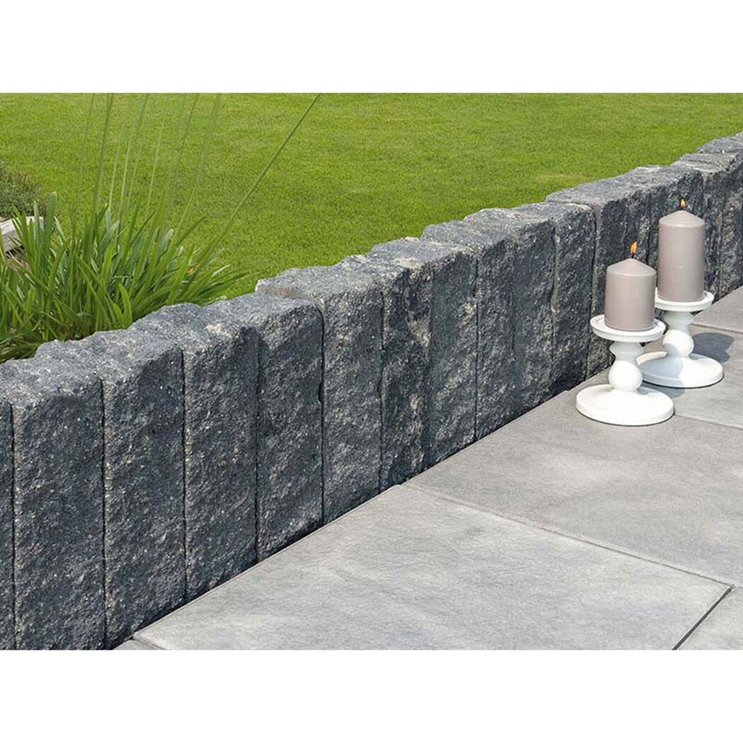 Graue Gartenmauer aus Pflastersteinen
