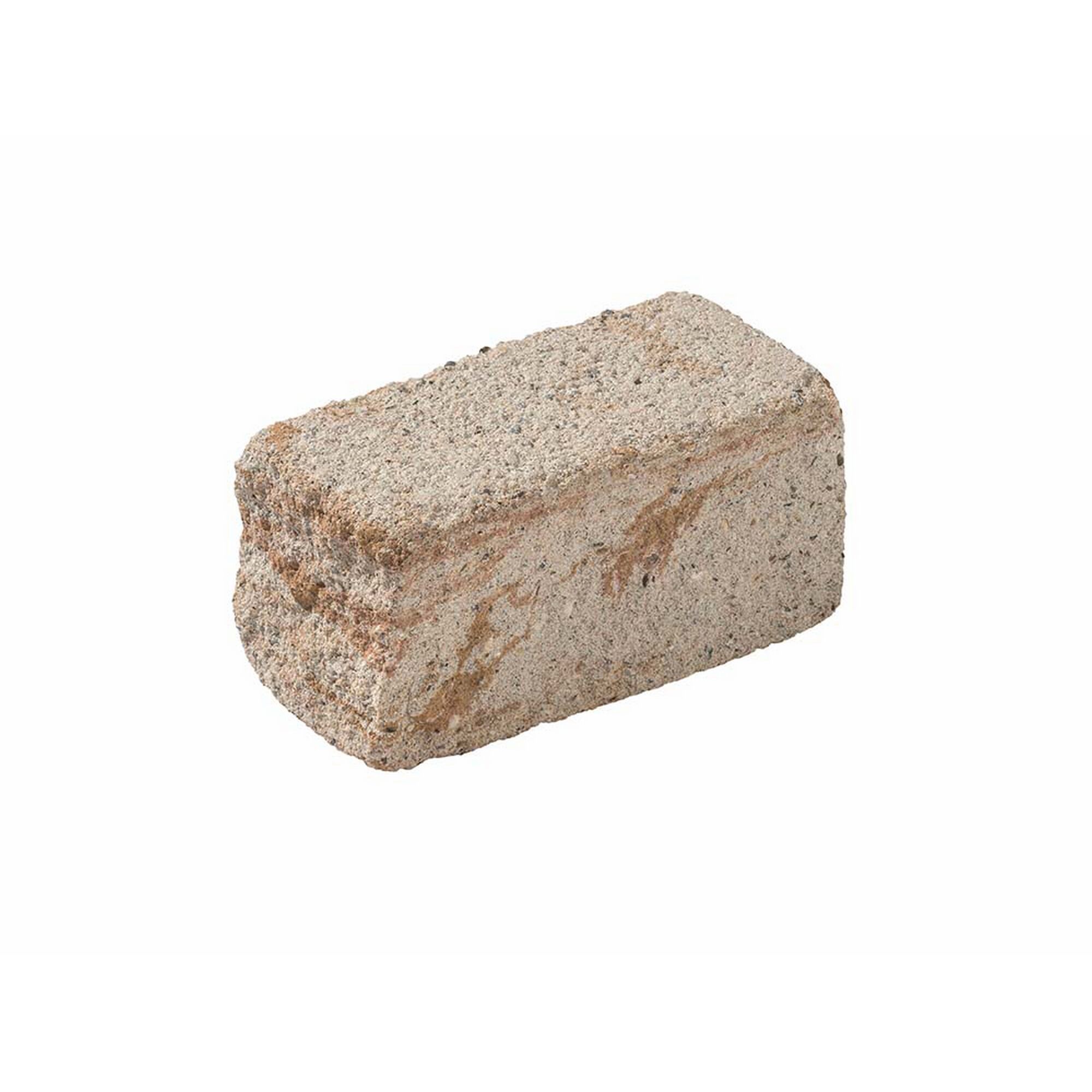 Ein einzelner grauer Betonstein.