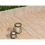 Gepflasterte Terrasse mit zwei Windlichtern