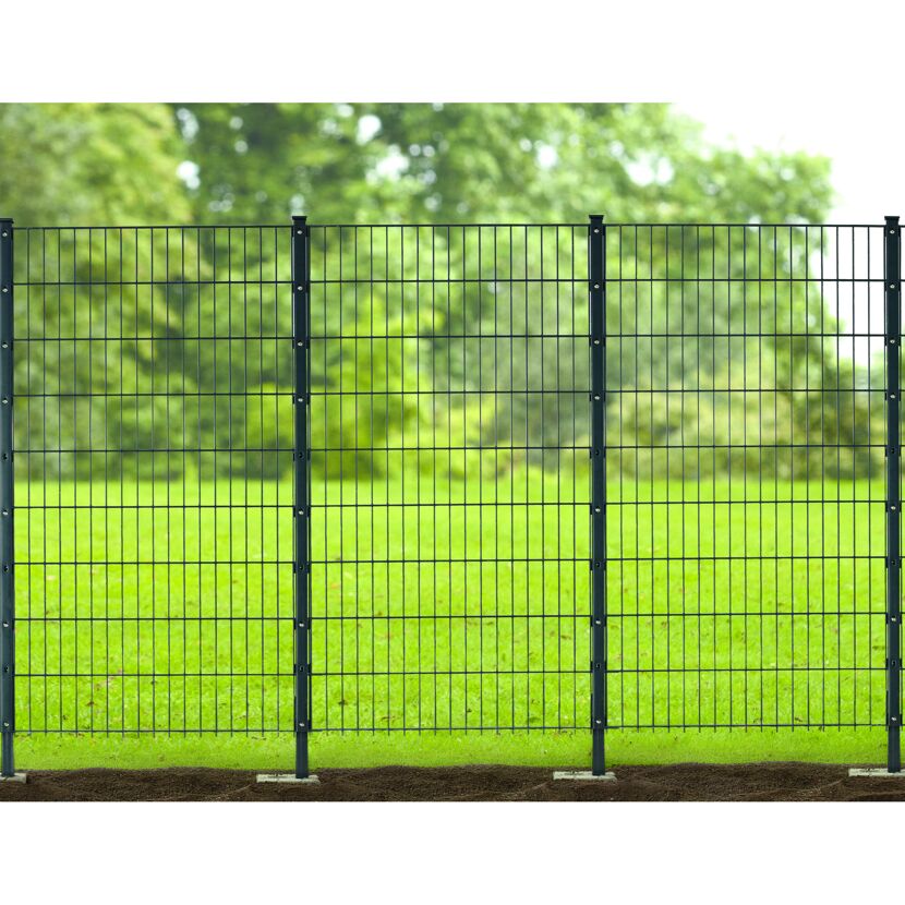 Doppelstabmattenzaun vor einer grünen Wiese