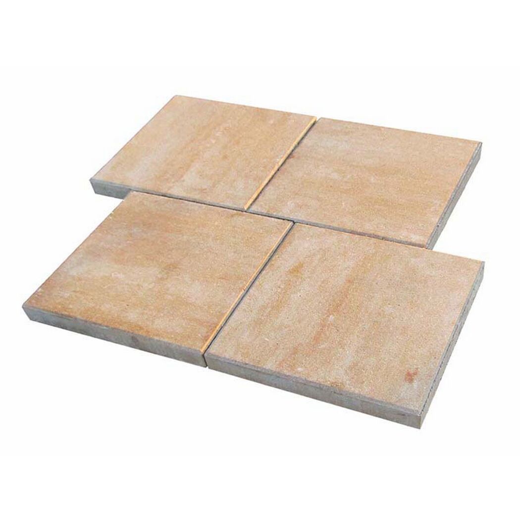 Fünf sandsteinfarbene Terrassenplatten