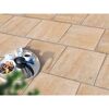 Beige Terrassenplatten mit Kaffee und Gebäck