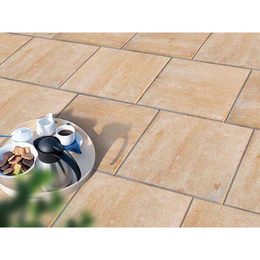 Beige Terrassenplatten mit Kaffee und Gebäck