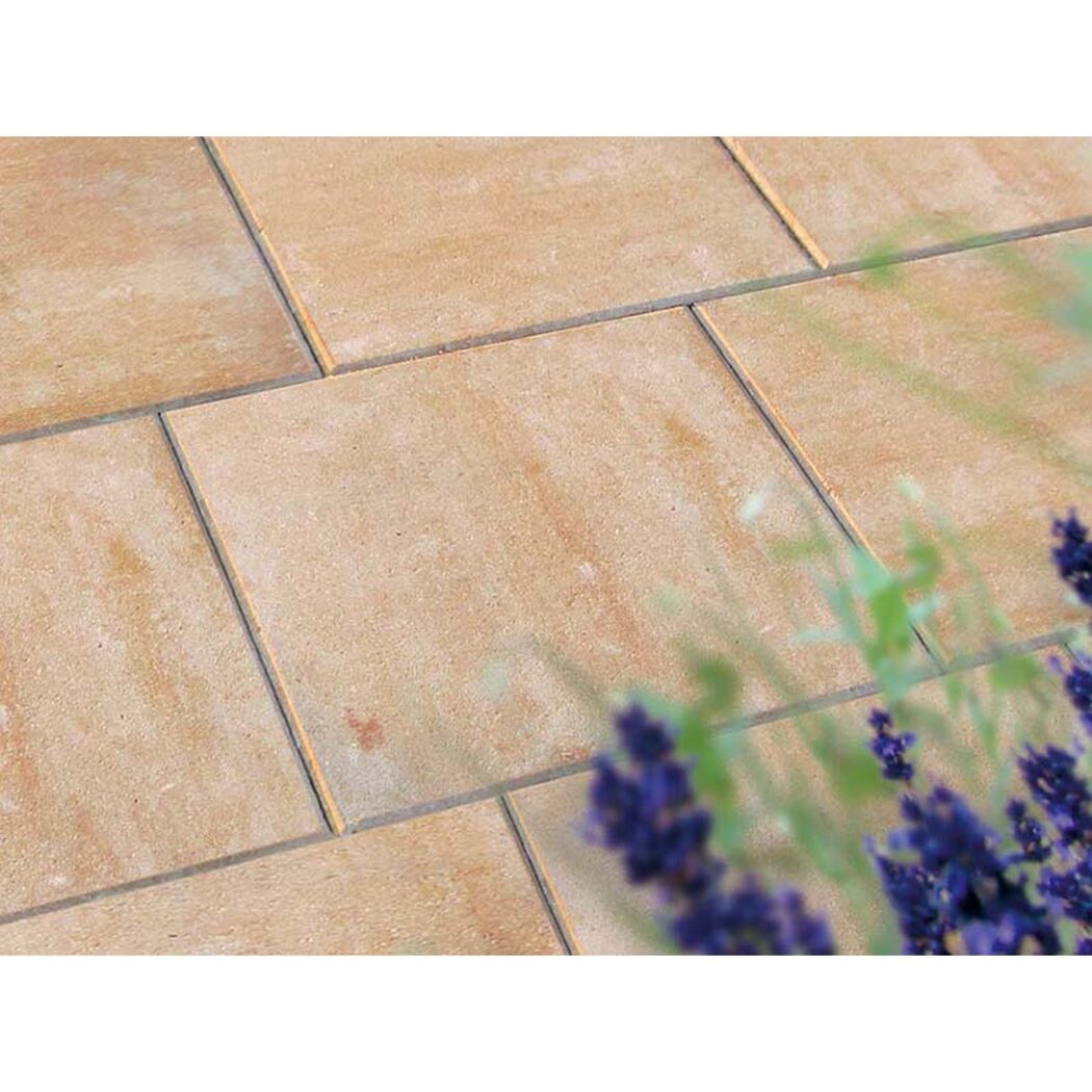 Beige Terrassenplatten mit Lavendel