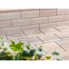Beigefarbene Steinmauer und Terrassenplatten