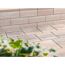 Beigefarbene Steinmauer und Terrassenplatten