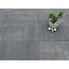 Graue Terrassenplatten mit Topfpflanze