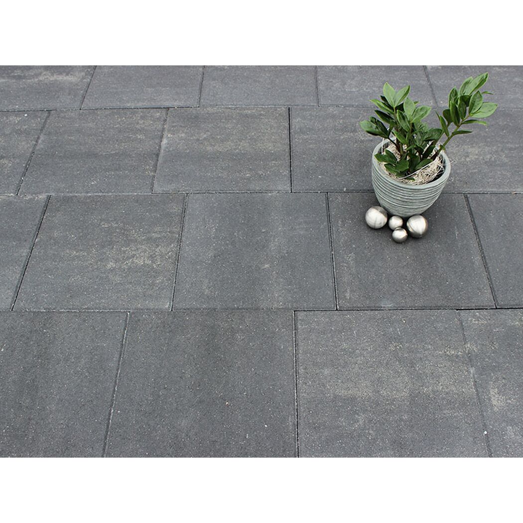 Graue Terrassenplatten mit Topfpflanze