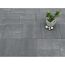 Graue Terrassenplatten mit Topfpflanze