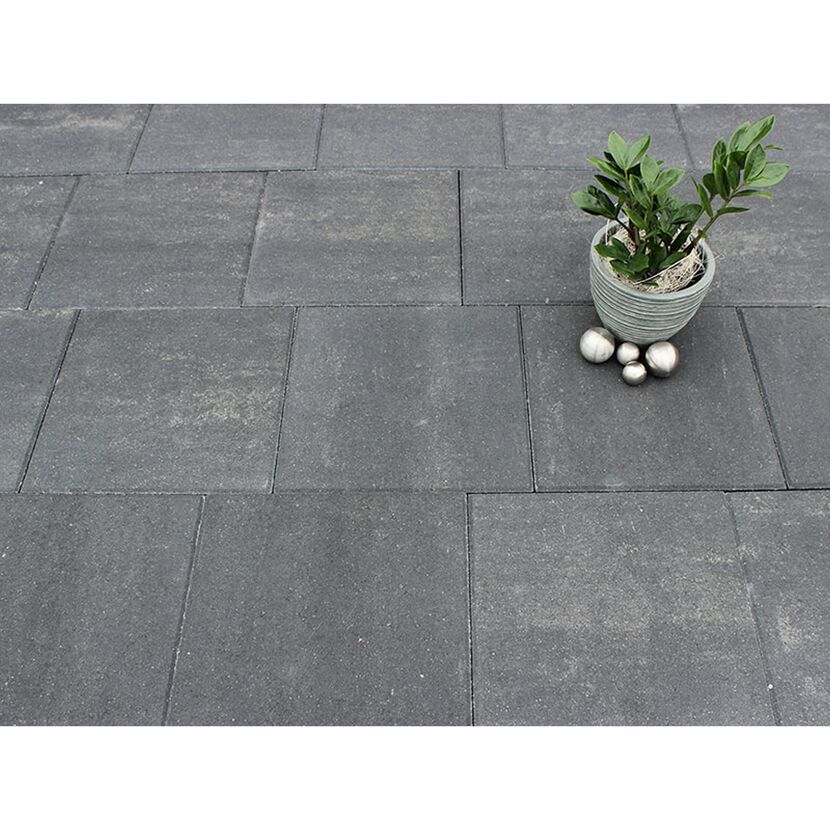 Graue Terrassenplatten mit Topfpflanze