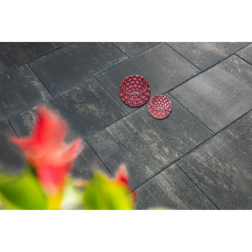 Zwei rote Schalen auf grauen Terrassenplatten