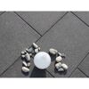 Graue Terrassenplatten mit Deko