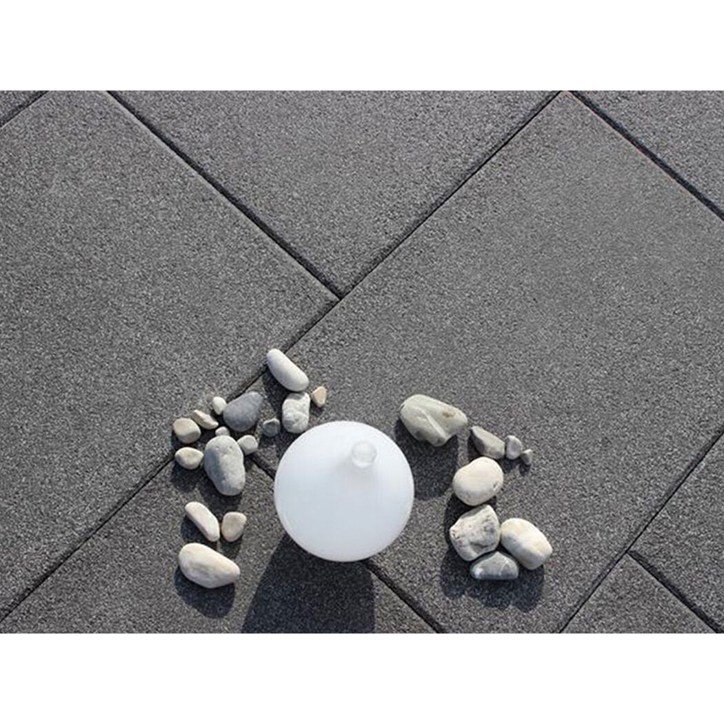 Graue Terrassenplatten mit Deko