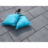 Graue Terrassenplatten mit Kissen und Kaffeegeschirr