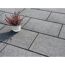 Graue Terrassenplatten mit Topfpflanze