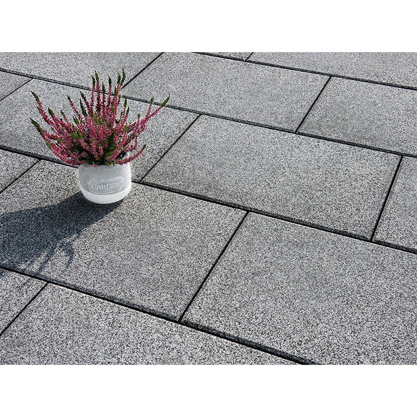 Graue Terrassenplatten mit Topfpflanze