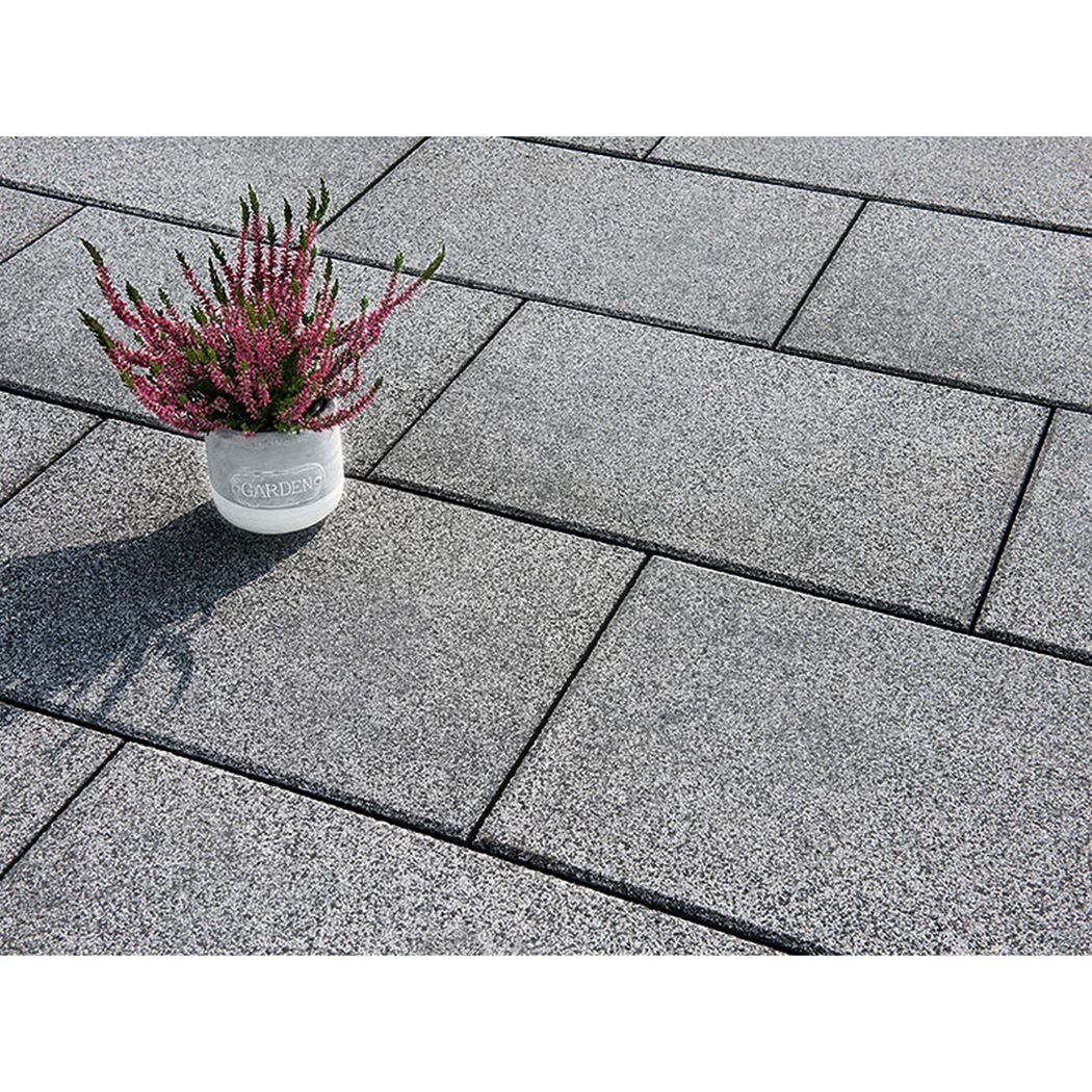 Graue Terrassenplatten mit Topfpflanze