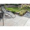 Gepflasterte Terrasse mit Gartenmöbeln und Garten