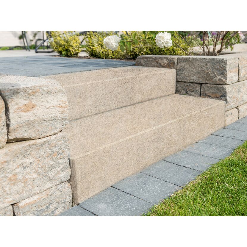 zweistufige sandsteinfarbene Treppe im Garten