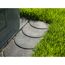 Anthrazitfarbener T-Curb Robot im Rasen