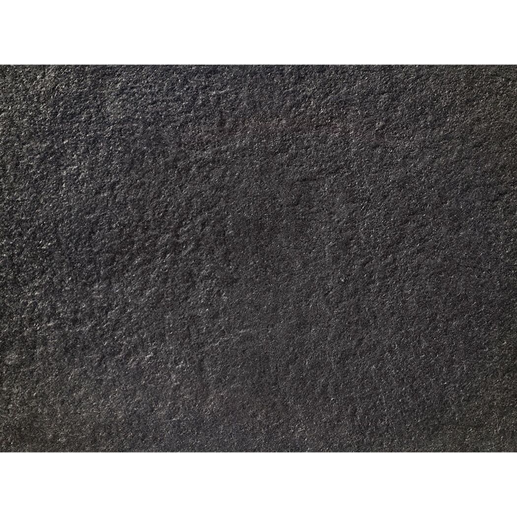 Nahaufnahme der tiefschwarzen Terrassenplatte T-Court Noble Schw.-Basalt