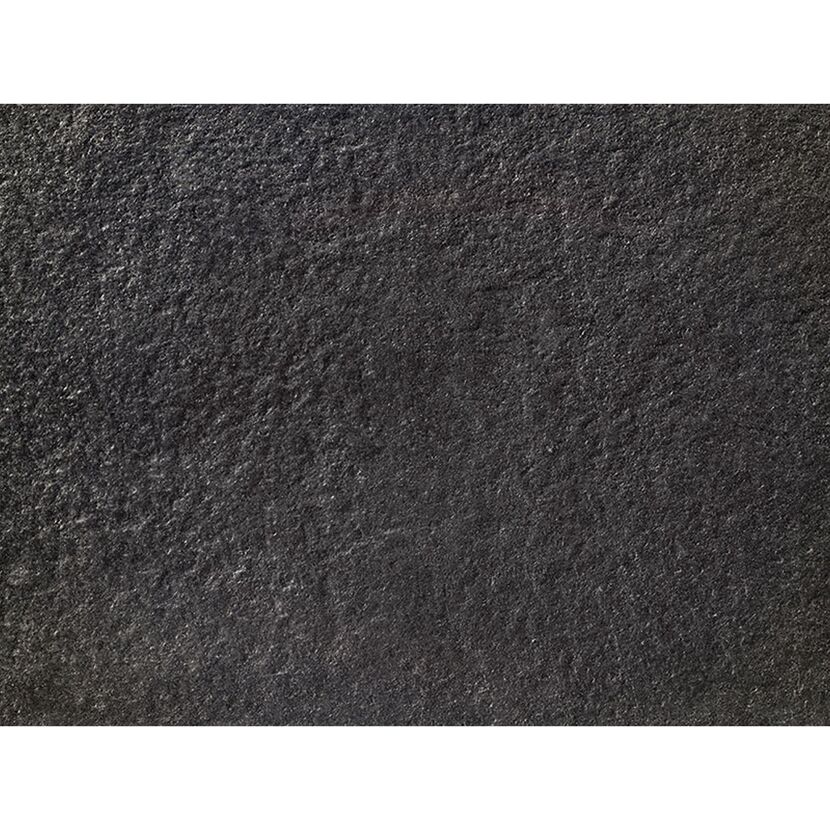Nahaufnahme der tiefschwarzen Terrassenplatte T-Court Noble Schw.-Basalt
