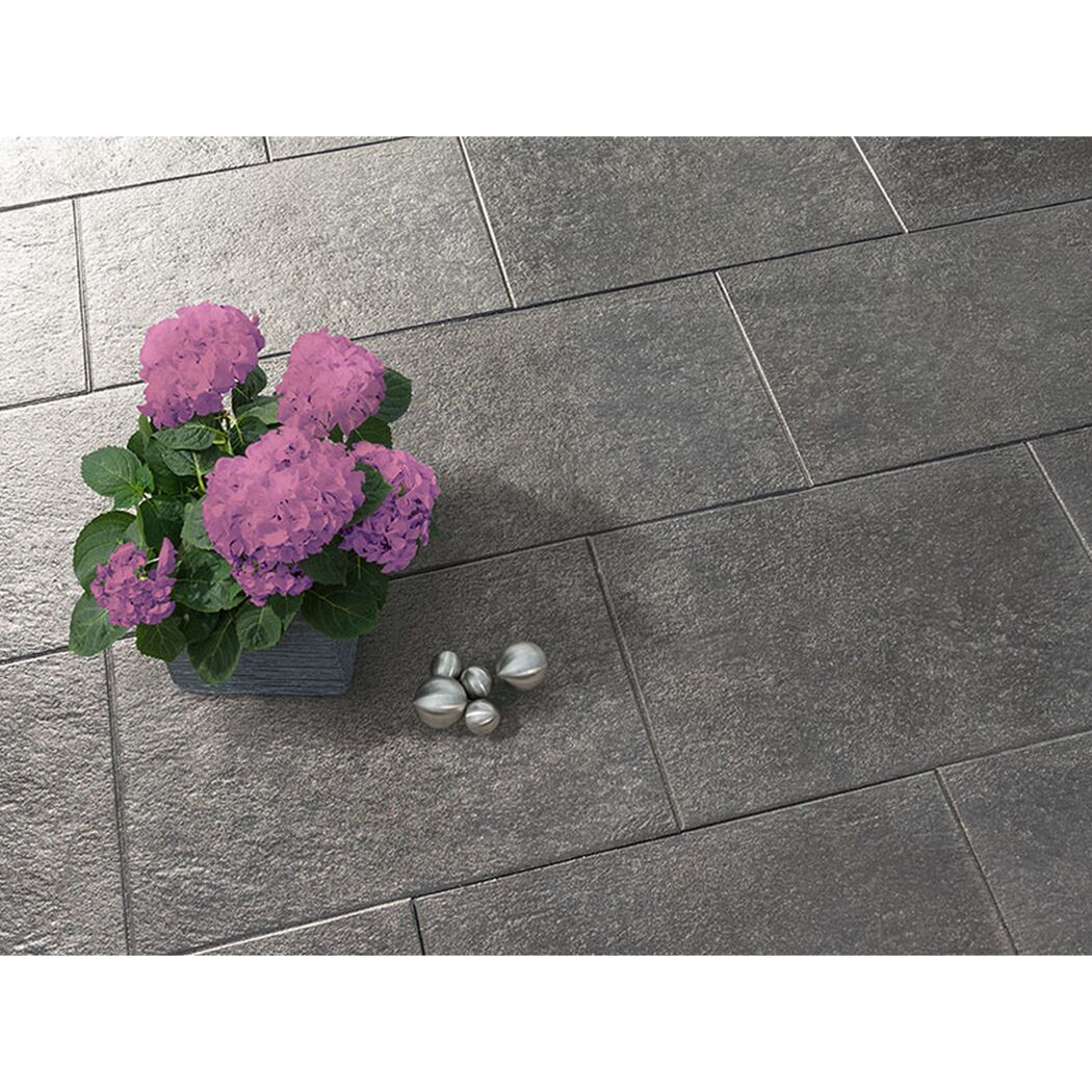 Graue Terrassenplatten T-Court Noble Schw.-Basalt