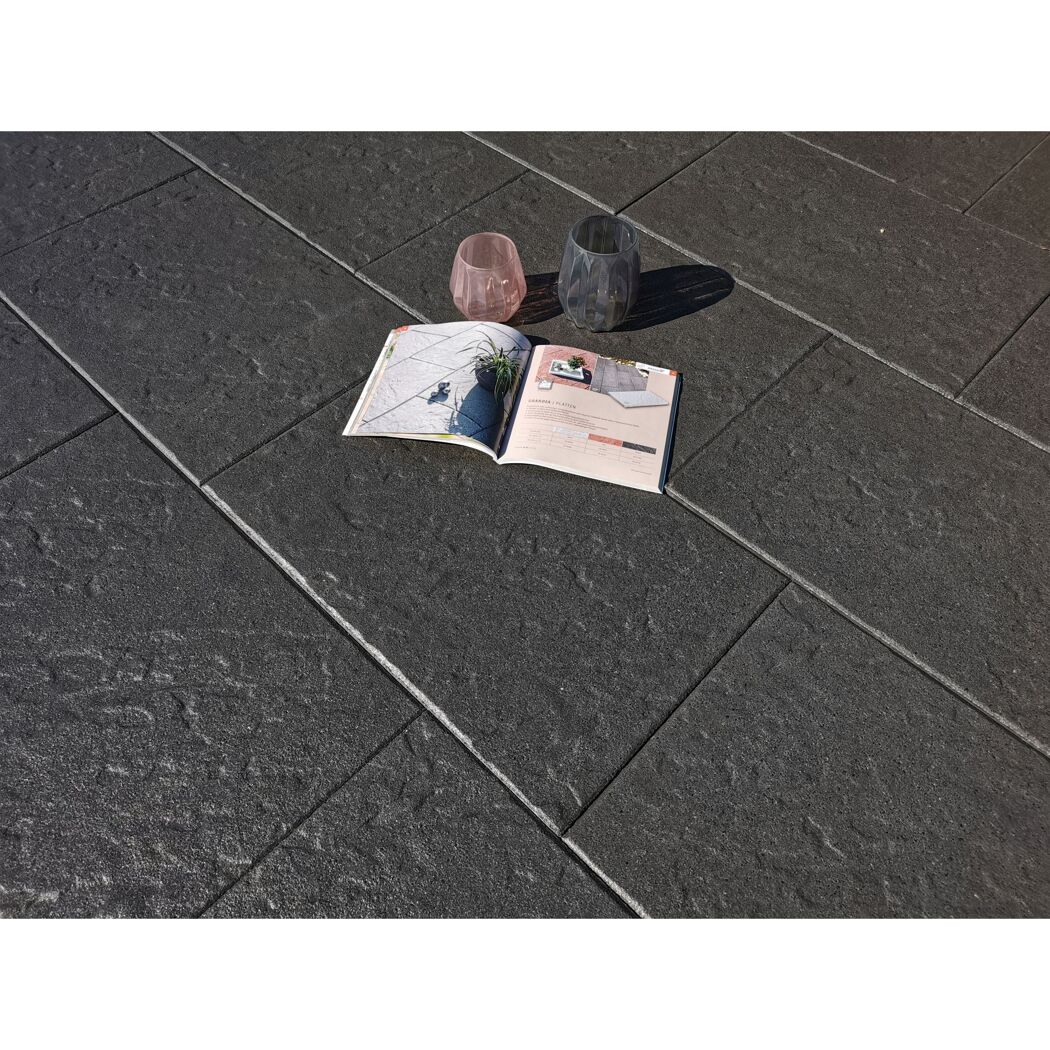 Graue Terrassenplatten aus Beton