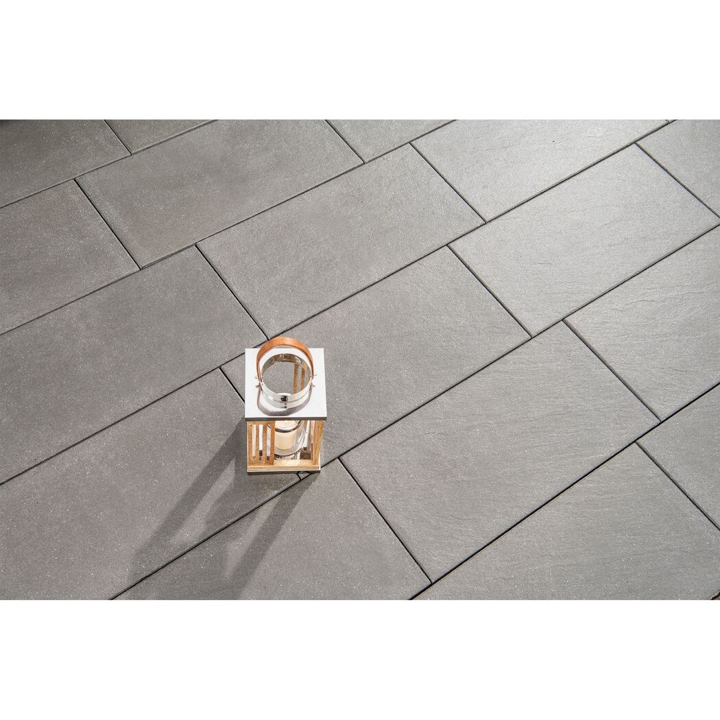Graue Terrassenplatten T-Court Mill mit Windlicht