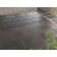 Dunkelgraue Terrassenplatten im Fischgrätmuster verlegt