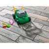 Spielzeugrasenmäher auf Terrassenplatten