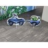 Spielzeugauto und -gießkanne auf Fliesen