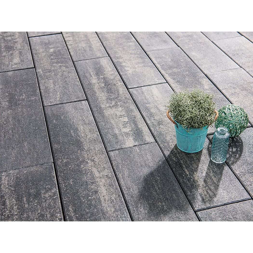 Graue Terrassenplatten Nahaufnahme mit Deko