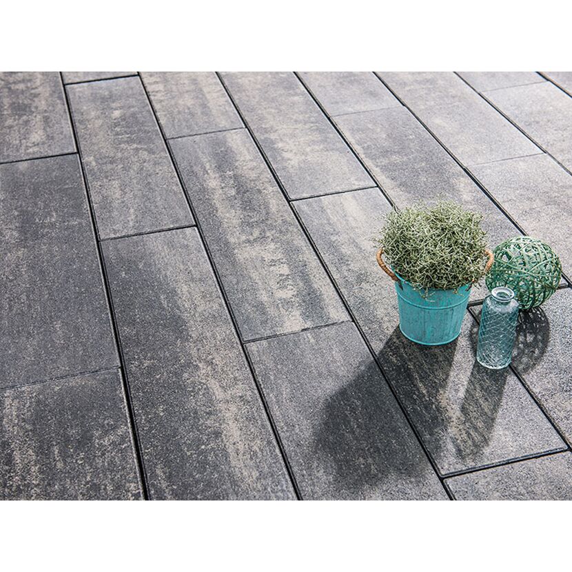 Graue Terrassenplatten Nahaufnahme mit Deko